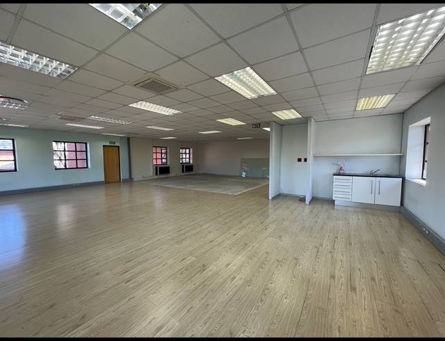 224.60M² OFFICE TO LET IN LYME PARK